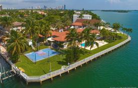 Роскошная вилла с задним двором и бассейном, террасой и гаражом, Север Майами, США за 4 836 000 €