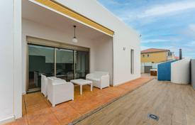 Двухэтажная вилла с гаражом и гостевой квартирой в Эль Медано, Тенерифе, Испания за 685 000 €