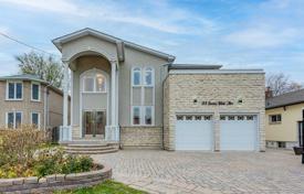 Дом в городе в Скарборо, Торонто, Онтарио,  Канада за C$2 302 000
