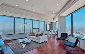 Современные апартаменты с панорамным видом на город в кондоминиуме, Лос-Анджелес, США за $1 675 000