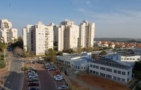 Уютные апартаменты с террасой и видом на город в светлой резиденции, Нетания, Израиль за $593 000