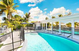 Современная вилла с бассейном, зоной отдыха и гаражом, Майами, США за 1 543 000 €