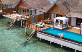 Элитная вилла с бассейном в резиденции с рестораном и центром водных видов спорта, Атолл Раа, Мальдивы за 10 900 € в неделю