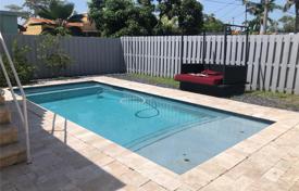 Просторная вилла с задним двором, бассейном, зоной отдыха и террасой, Майами-Бич, США за $759 000