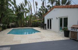 Уютная вилла с участком, бассейном и террасой, Ки-Бискейн, США за $1 490 000
