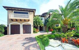 Просторная вилла с задним двором, бассейном, террасой и двумя гаражами, Майами-Бич, США за 2 746 000 €