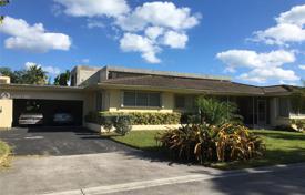 Уютный коттедж с участком, гаражом, террасой и видом на залив, Майами, США за $1 299 000