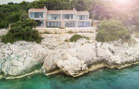Красивая вилла с бассейном, садом и живописным видом рядом с пляжем, Колочеп, Хорватия. Цена по запросу