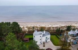 Предлагаем в аренду эксклюзивную виллу на берегу моря в курортном городе Юрмала, в районе Меллужи. Цена по запросу