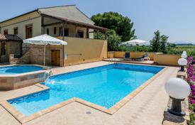Отремонтированная вилла с бассейном, двумя гостевыми домами, террасами и живописным видом недалеко от пляжа, Торино-ди-Сангро, Италия за 768 000 €