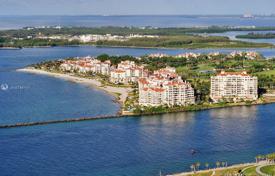 Светлые апартаменты с видом на океан в резиденции на первой линии от пляжа, Майами-Бич, Флорида, США за $935 000