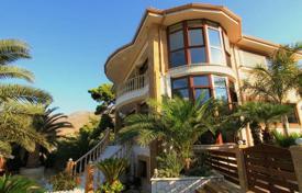 Трехэтажная вилла на первой линии от пляжа в пригороде Афин, Аттика, Греция за 21 000 € в неделю