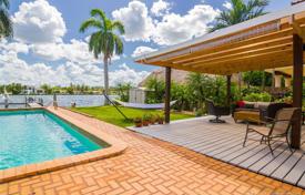 Уютная вилла с задним двором, бассейном, зоной отдыха и гаражом, Майами-Бич, США за 2 025 000 €