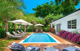 Просторная вилла с задним двором, бассейном, зоной отдыха и садом, Майами-Бич, США за $2 700 000