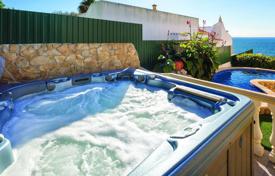 Вилла с бассейном, террасой и парковкой в 50 метрах от пляжа, Карвоейро, Португалия за 2 650 € в неделю