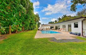 Уютная вилла с задним двором, бассейном и террасой, Корал Гейблс, США за 1 629 000 €