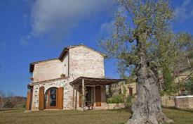 Двухэтажная вилла с бассейном, оливковой рощей и парковкой в Монтепульчано, Тоскана, Италия за 1 200 000 €