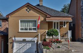 Дом в городе в Йорке, Торонто, Онтарио,  Канада за C$1 030 000