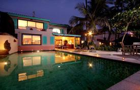 Вилла с террасой, видом на море, бассейном и просторным участком в современной резиденции, на первой линии от пляжа, Патонг, Таиланд за $1 930 000