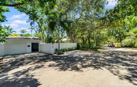 Уютная вилла с задним двором, бассейном, зоной отдыха и гаражом, Майами, США за $1 349 000