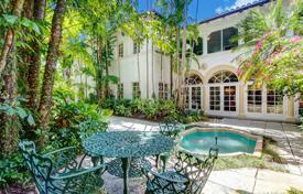 Уютный коттедж с задним двором, садом, террасой и гаражом, Корал Гейблс, США за 2 281 000 €