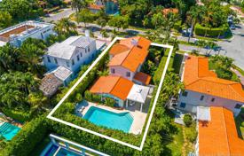 Шикарная вилла с задним двором, бассейном, гаражом и террасой, Майами-Бич, США за 2 234 000 €