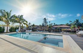 Шикарная вилла с задним двором, бассейном и зоной отдыха, террасой и гаражом, Север Майами, США за 3 993 000 €