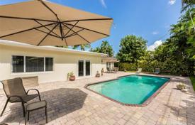 Уютная вилла с задним двором, бассейном, террасой и парковкой, Майами, США за $800 000