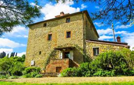 Старинный дом-башня с бассейном и красивым видом в Синалунге, Тоскана, Италия за 495 000 €