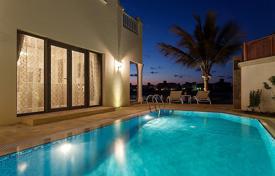 Классическая вилла с бассейном и прямым выходом на пляж, Дубай, ОАЭ за 10 400 € в неделю