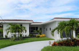 Комфортабельный коттедж с задним двором, террасой и гаражом, Сарфсайд, США за 781 000 €