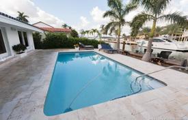 Уютная вилла с задним двором, бассейном, гаражом и террасой, Майами-Бич, США за 1 629 000 €