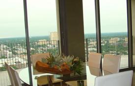 Апартаменты с террасой и видом на город, в резиденции с бассейном на крыше, фитнес-центром и консьержем, Даллас, Техас, США за 745 000 €