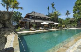 Охраняемая вилла с бассейном и теннисным кортом рядом с пляжем, Санур, Бали, Индонезия за $10 500 в неделю
