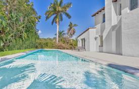 Уютная вилла с задним двором, бассейном, садом, террасой и двумя гаражами, Майами-Бич, США за 2 113 000 €