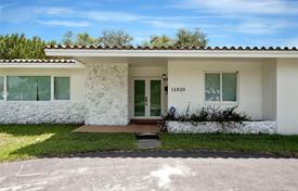 Уютная вилла с задним двором, бассейном, зоной отдыха и гаражом, Майами, США за $850 000