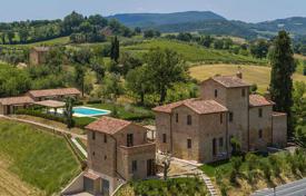 Элитное поместье с бассейном, садом и двумя гостевыми домами, Монтепульчано, Италия. Цена по запросу