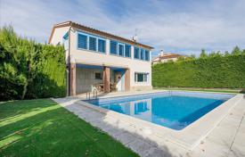 Двухэтажная меблированная вилла с бассейном, Ллорет‑де-Мар, Испания за 650 000 €