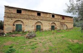 Ферма под реставрацию в Кастаньето-Кардуччи, Тоскана, Италия за 749 000 €