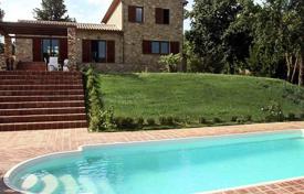 Двухэтажная традиционная вилла с бассейном в Монтескудайо, Тоскана, Италия за 1 100 000 €
