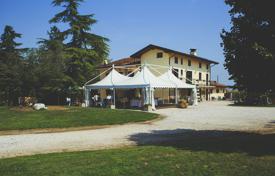 Ферма с двумя жилыми зданиями, большой парковкой и озером, Сан-Даниеле-дель-Фриули, Италия за 1 200 000 €