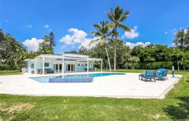 Просторная вилла с задним двором, бассейном, зоной отдыха, террасой и парковкой, Майами, США за 884 000 €