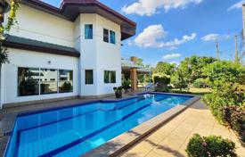 Двухэтажный дом с бассейном и 3 спальнями в Восточной Паттайе за $287 000