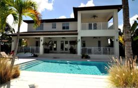 Уютная вилла с задним двором, бассейном и патио, террасой и гаражом, Майами, США за 2 308 000 €