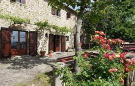 Каменная вилла с гостевым домом, бассейном и садом в Кортоне, Тоскана, Италия за 1 290 000 €