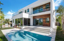 Современная вилла с задним двором, бассейном, зоной отдыха, террасой и гаражом, Майами-Бич, США за $2 690 000