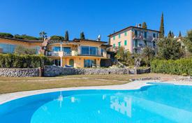 Средиземноморская вилла с видом на озеро Гарда в резиденции с бассейном и садом, Паденге-суль-Гарда, Италия за 2 700 000 €
