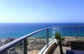 Современные апартаменты с террасой и видом на море в светлой резиденции, на первой линии от пляжа, Нетания, Израиль за $937 000