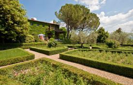 Элегантная вилла расположена в уединенном месте с видом на виноградники Кьянти и сельскую местность Тосканы за 3 900 000 €