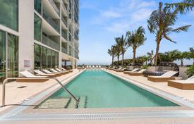 Комфортабельные апартаменты с парковкой, террасой и видом на залив в жилом комплексе с бассейном и спа-центром, Майами, США за 790 000 €